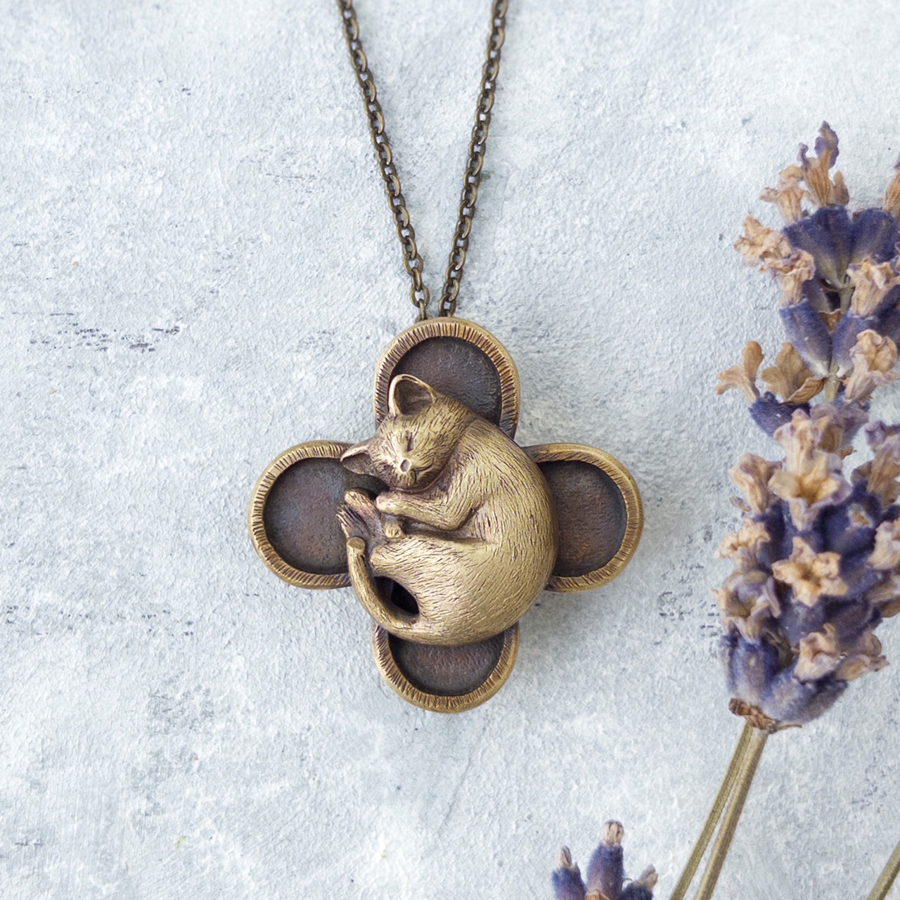 猫と四葉のお昼寝ペンダント