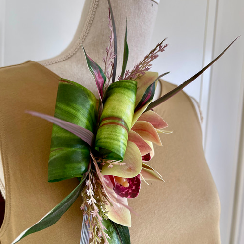 グリーンピンクのシンビジュームの髪飾り クリップ フラダンス 発表会