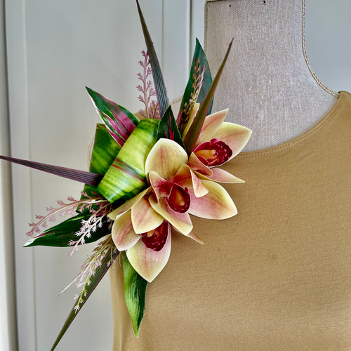 グリーンピンクのシンビジュームの髪飾り クリップ フラダンス 発表会