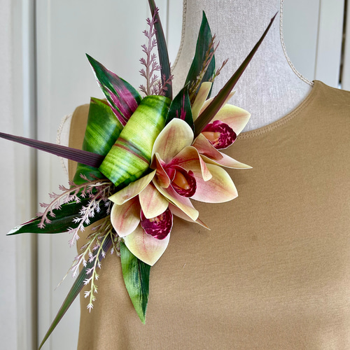 グリーンピンクのシンビジュームの髪飾り クリップ フラダンス 発表会