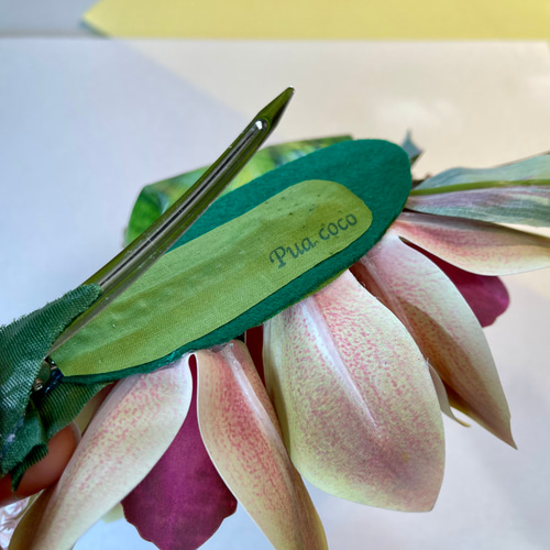 グリーンピンクのシンビジュームの髪飾り クリップ フラダンス 発表会