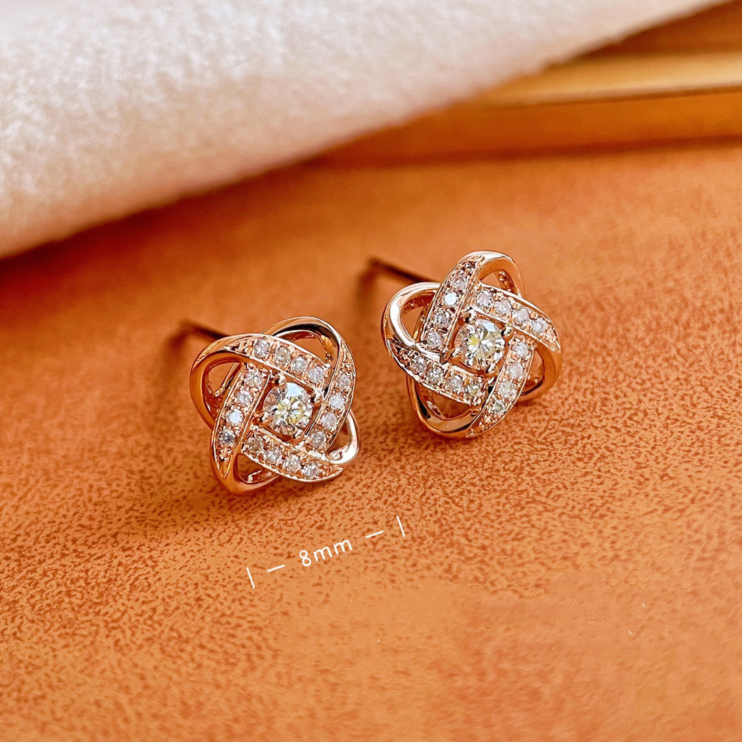 星モチーフ　天然ダイヤモンド付きピアスk18