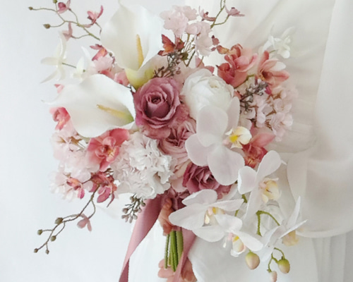 カラーリリーとスズランのウェディングブーケ　　ブートニア付き 受注制作】再々販 桜❀胡蝶蘭とカラーリリーのウェディング