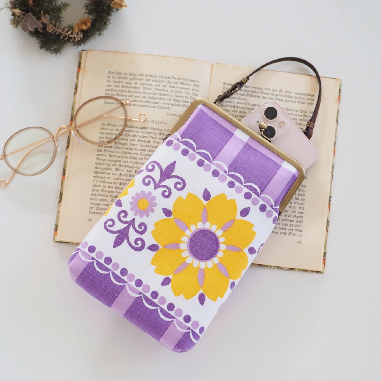 ■ヴィンテージファブリックのがま口スマホショルダーポーチ・L / パープルに黄色の花 ■ bateau vf-pybc
