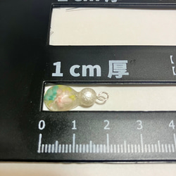 【SALE】ドライフラワー　小花イヤリング　ピアス☆緑×ピンク　小ぶり雫型　 花模様 アクセサリー　チャーム 4枚目の画像