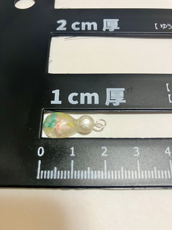 【SALE】ドライフラワー　小花イヤリング　ピアス☆緑×ピンク　小ぶり雫型　 花模様 アクセサリー　チャーム 4枚目の画像