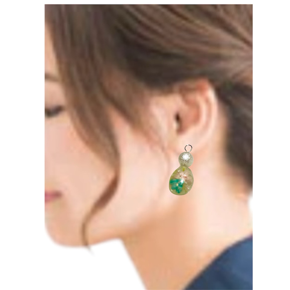 【SALE】ドライフラワー　小花イヤリング　ピアス☆緑×ピンク　小ぶり雫型　 花模様 アクセサリー　チャーム 2枚目の画像