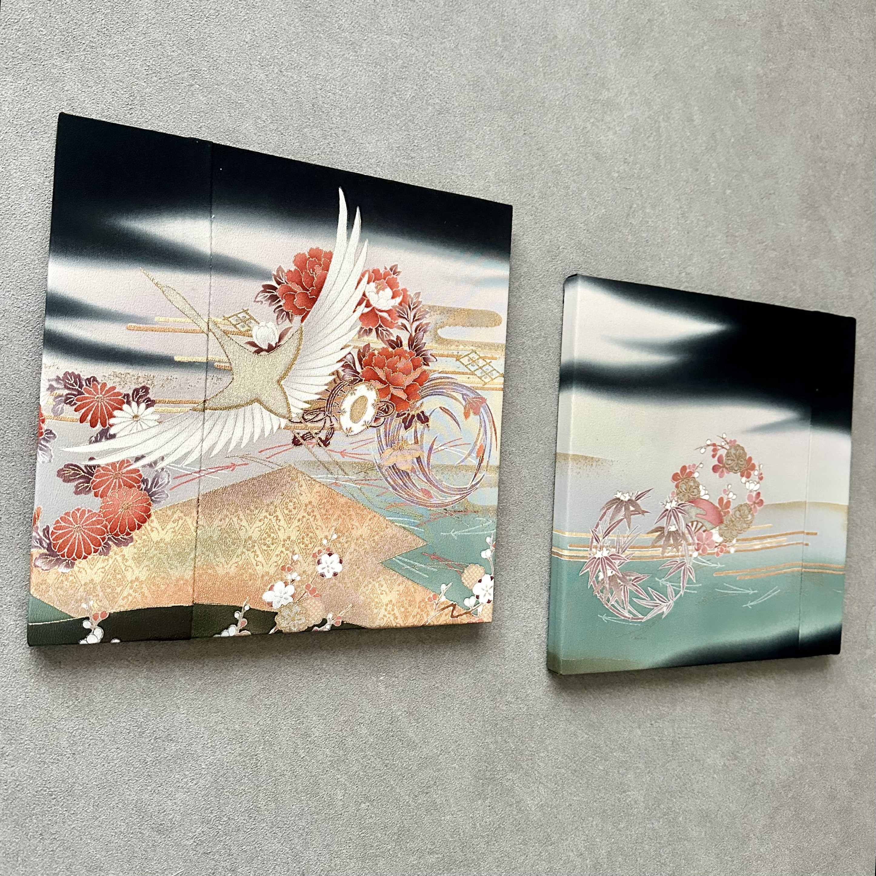 着物のファブリックパネル　春霞に舞う鶴（2枚セット）30×30cm 着物　リメイク　インテリア　ギフト　アート　正月飾り