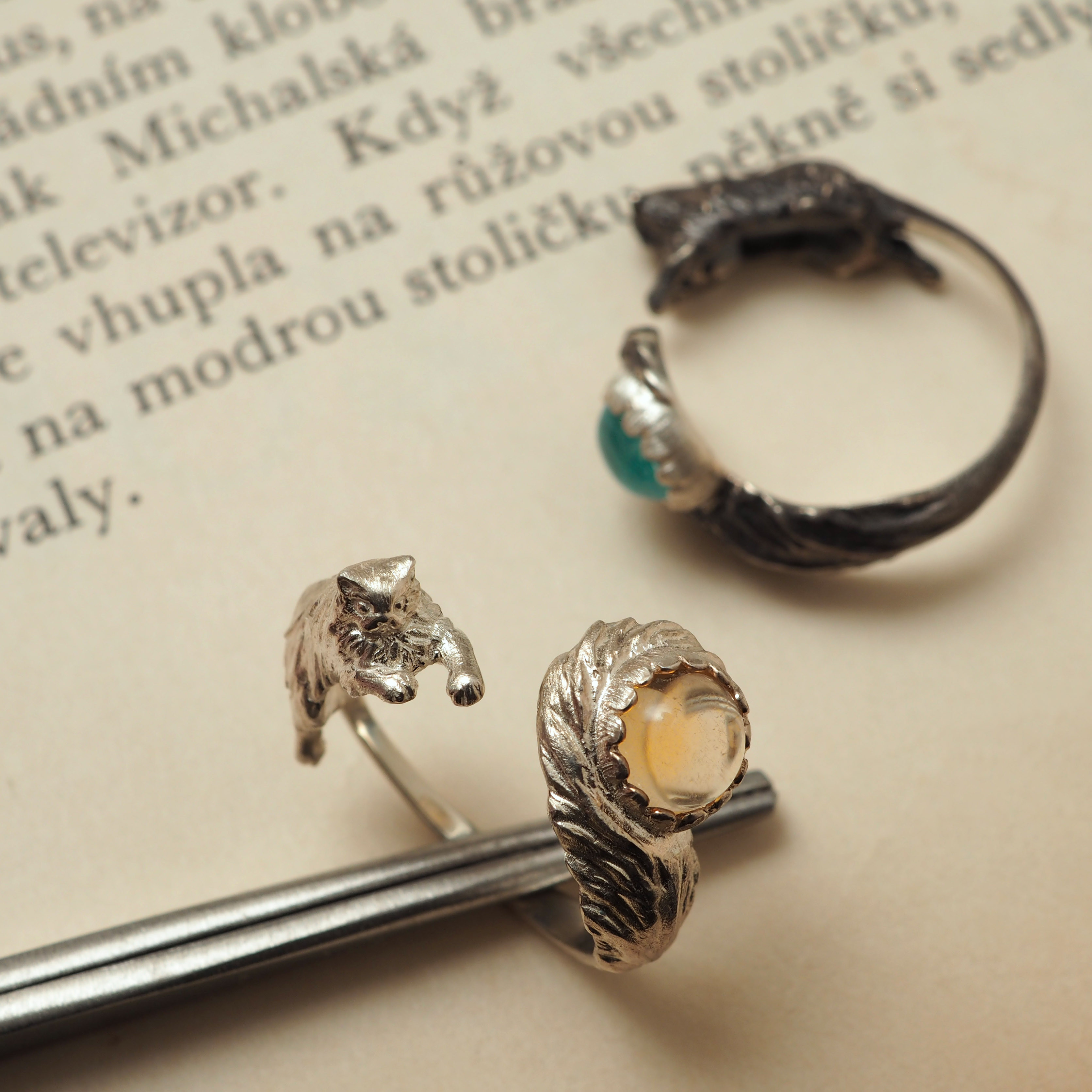 【冬のプレゼント企画開催中】プレゼントをもらうねこのリング（受注制作）