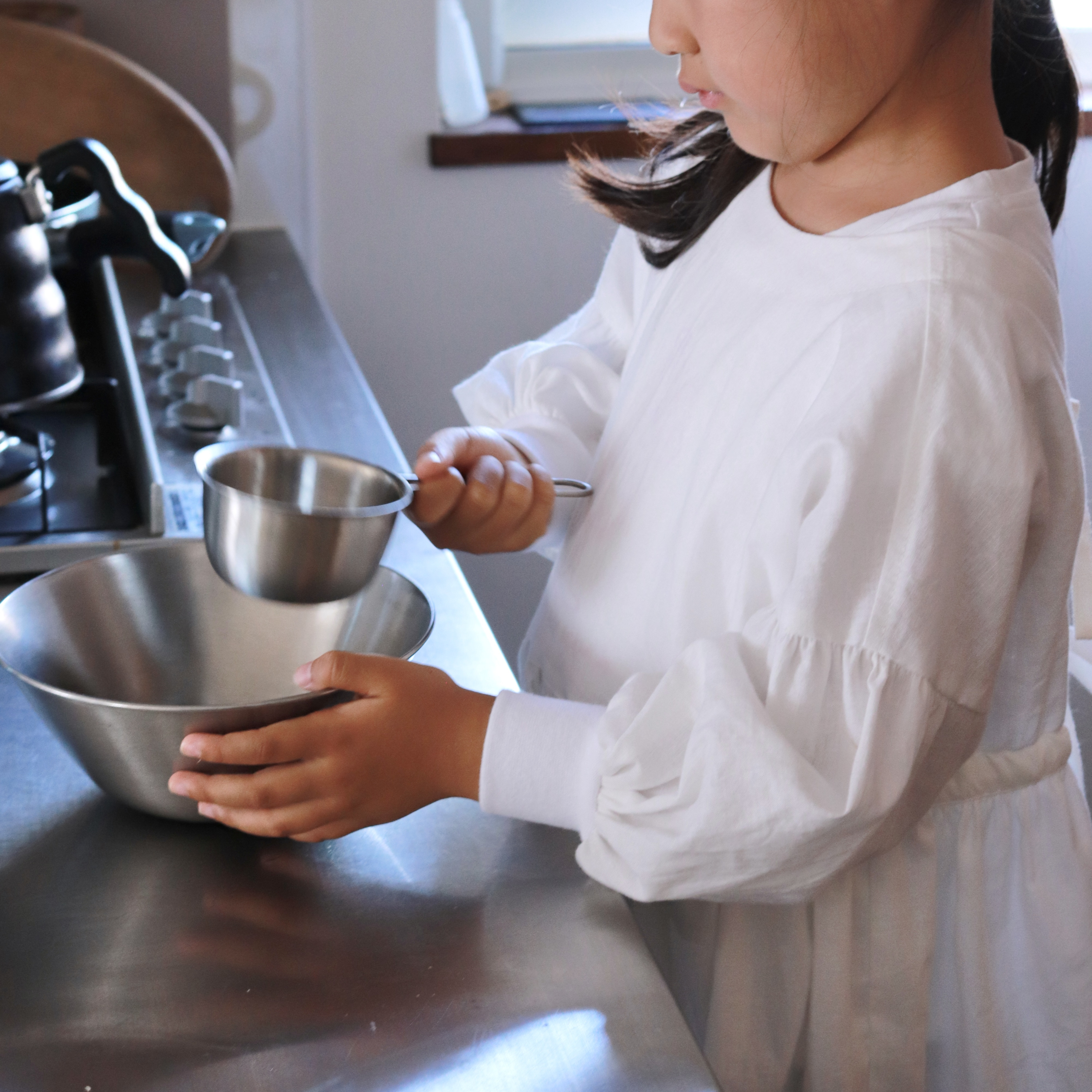 スポッと着れる【ハーフリネン割烹着】子どものかっぽう着 | オフホワイト 台所育児や給食の時間に便利