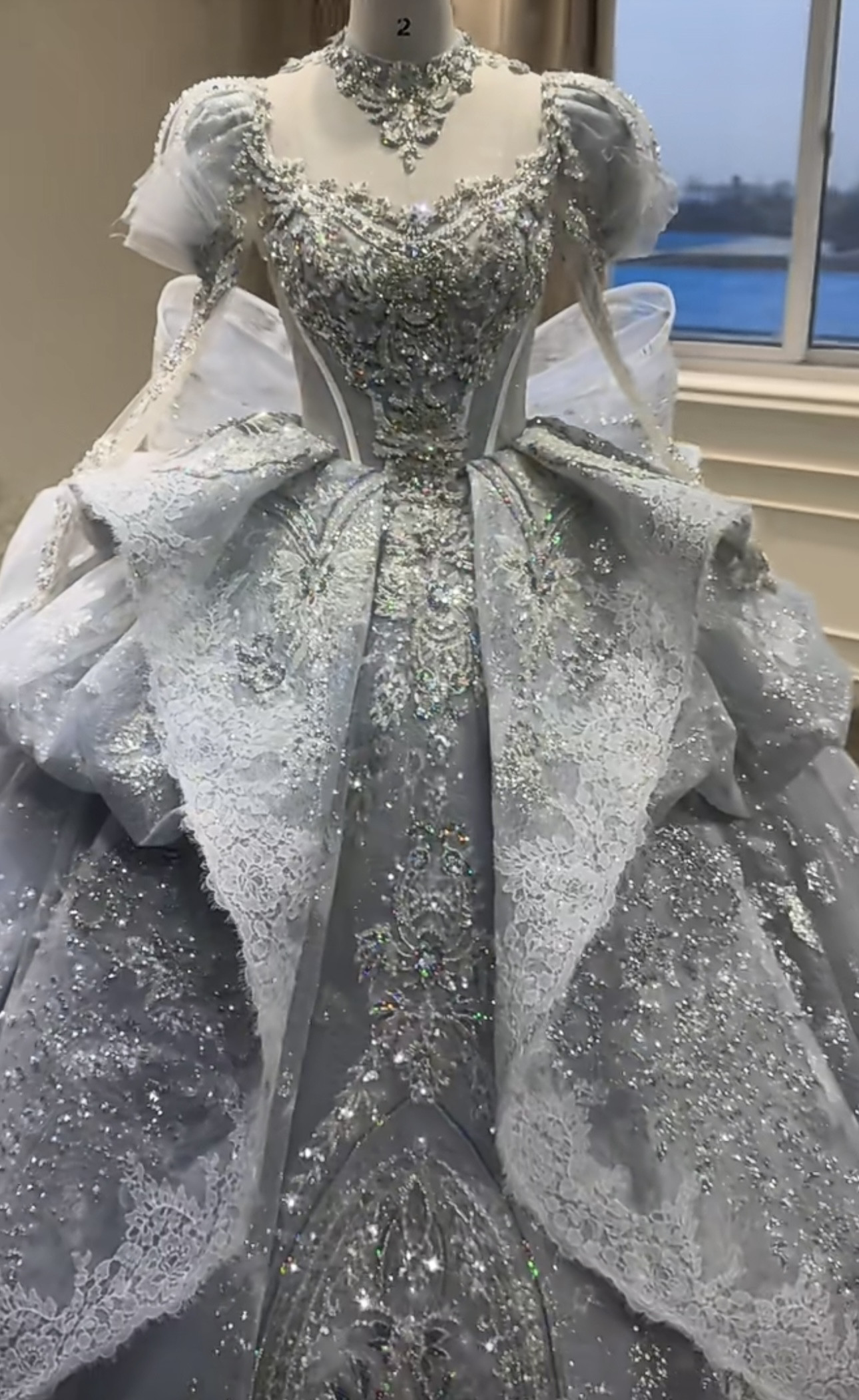 爽やかで優しいブルー　首飾り　水波プリンセス　バックリボン　お姫様　花柄のモチーフ刺繍　プリンセスライン　パフスリーブ