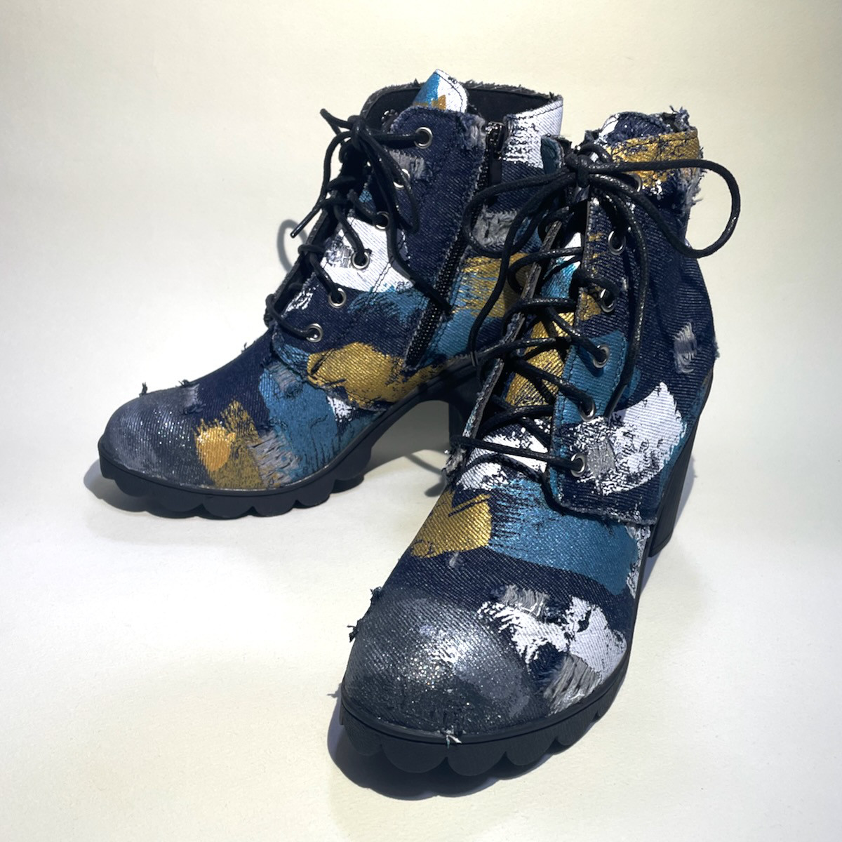 美脚ダメージ加工マルチペイントブーツ (ブルーデニム)