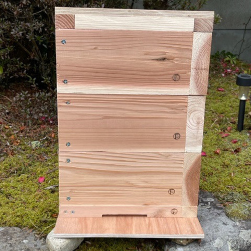 【写真の最後実績載せてます】日本蜜蜂重箱式待ち箱(巣箱)3段+給餌、スムシ対策箱 楽天市場】送料無料 手作り 日本みつばち 重箱式 待ち箱 (巣箱