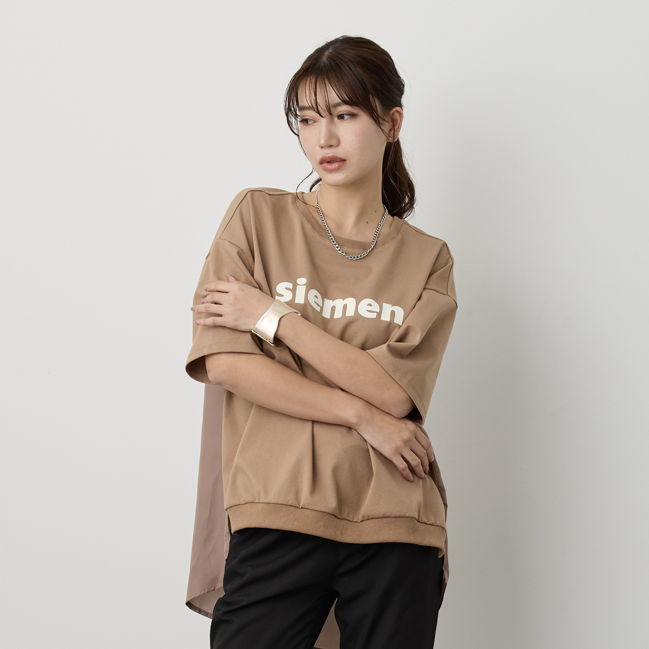 【肌触りの気持ちいい】大人のロゴTシャツ 後ろバックサテン切替え ソフトブラウン 軽くて着やすい　体型カバー