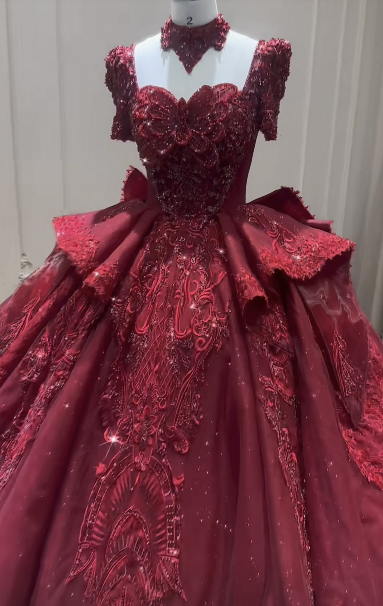 大人気！フロントリボン飾り　バックリボン　ワインレッド/ボルドー色　スクエアネック半袖フランスレース　ウェディングドレス