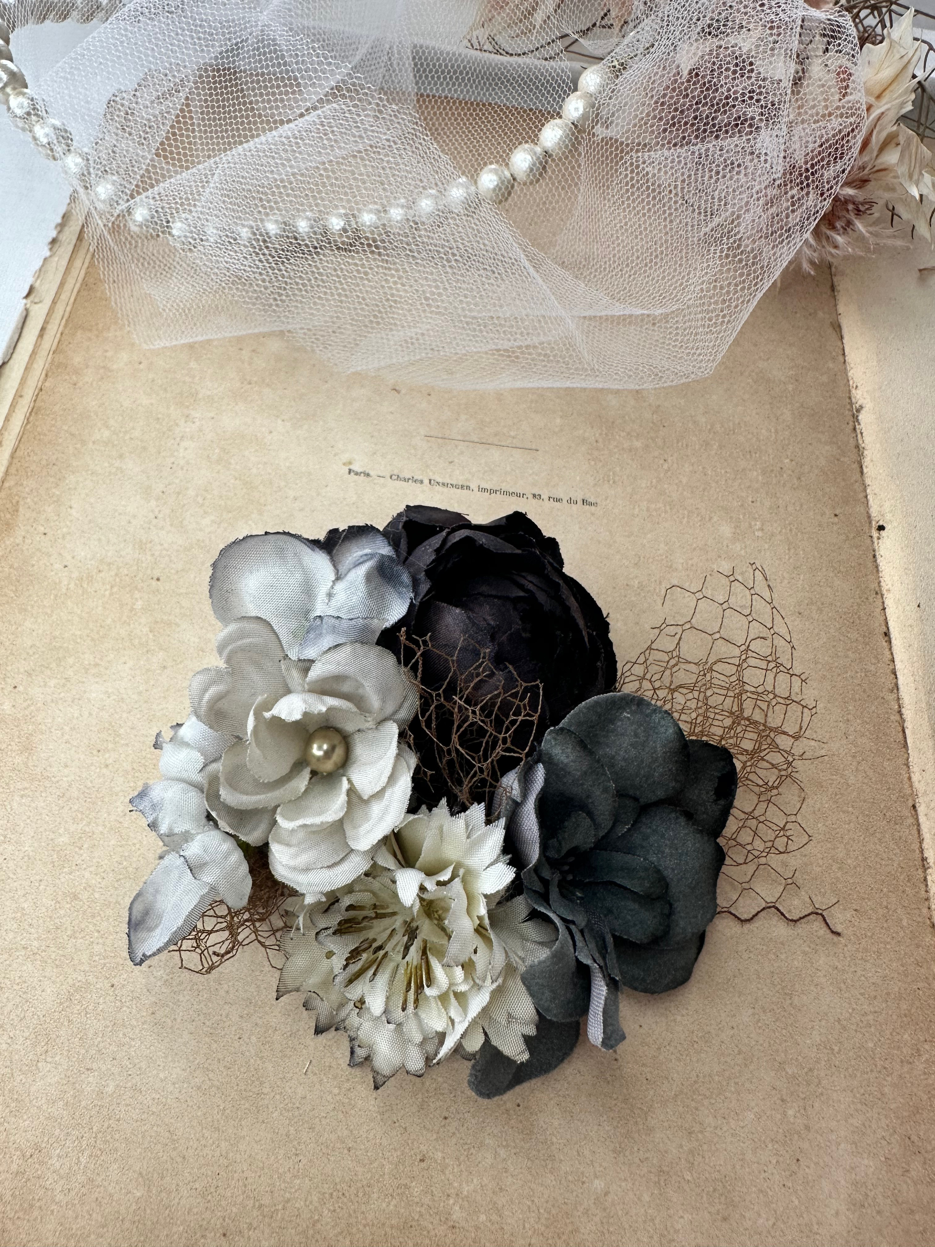 ダークワインバラ・ダークグリーンデルフィニュウムコサージュ