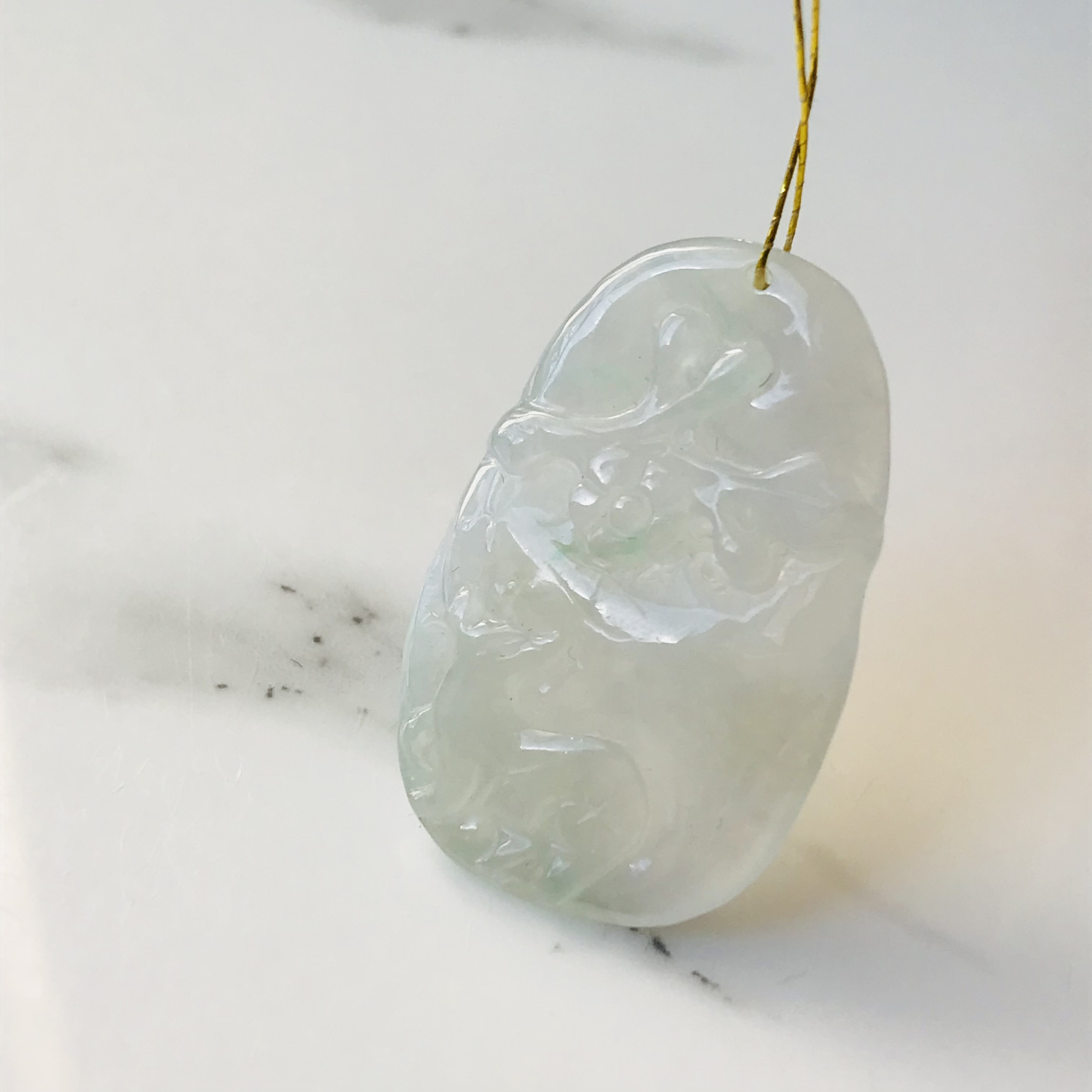 [P220-054］ ジェイド　JADE ヒスイ　本翡翠　ペンダントトップ　天然石　ミャンマー産　カービング　梅　しか