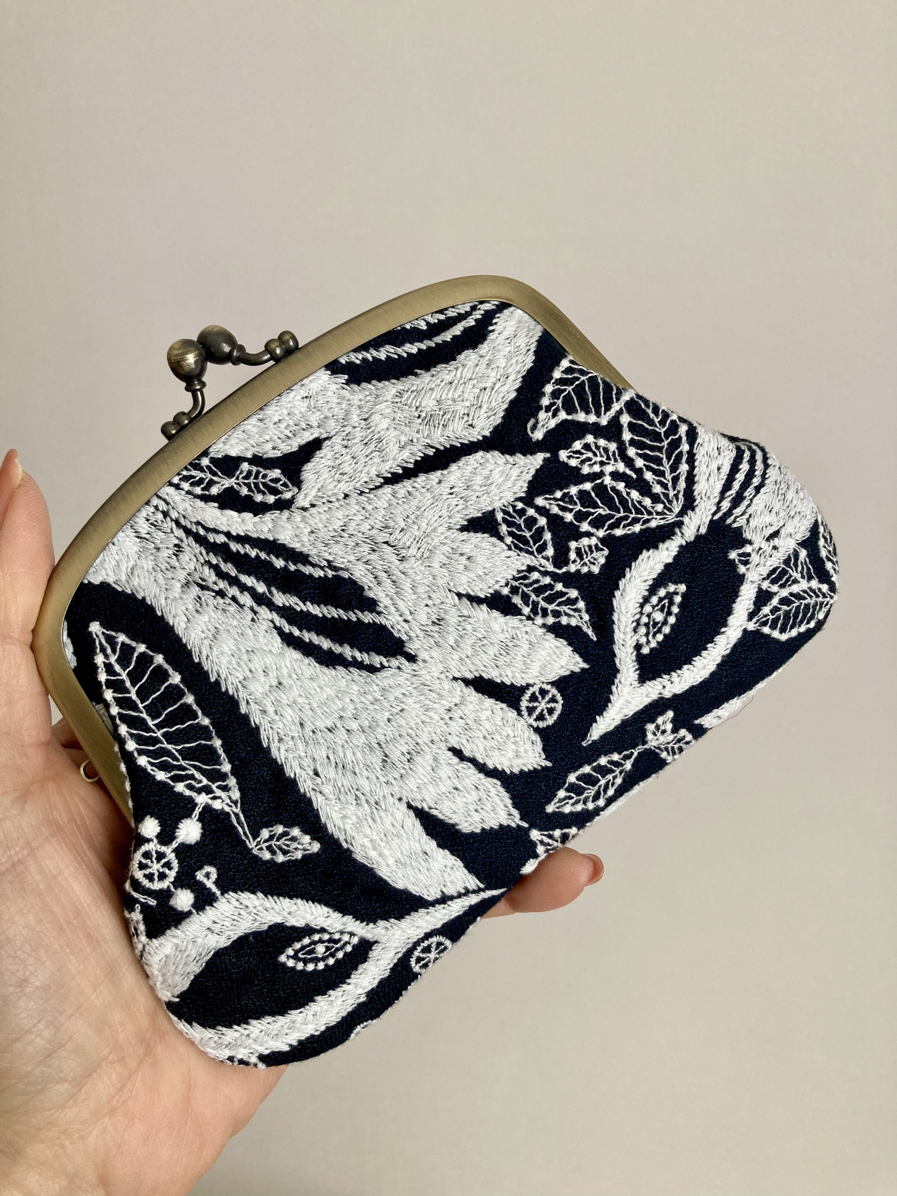 親子がま口財布＊ミナペルホネンmina perhonenの大人可愛い刺繍柄carnivalカーニバルを使ったがま口です。