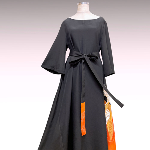 彩　着物リメイク♪ 正絹黒留袖からタックワンピース❣️ 正絹 留袖ワンピース 着物ワンピース 黒留袖 衣装 フォーマル 結婚式