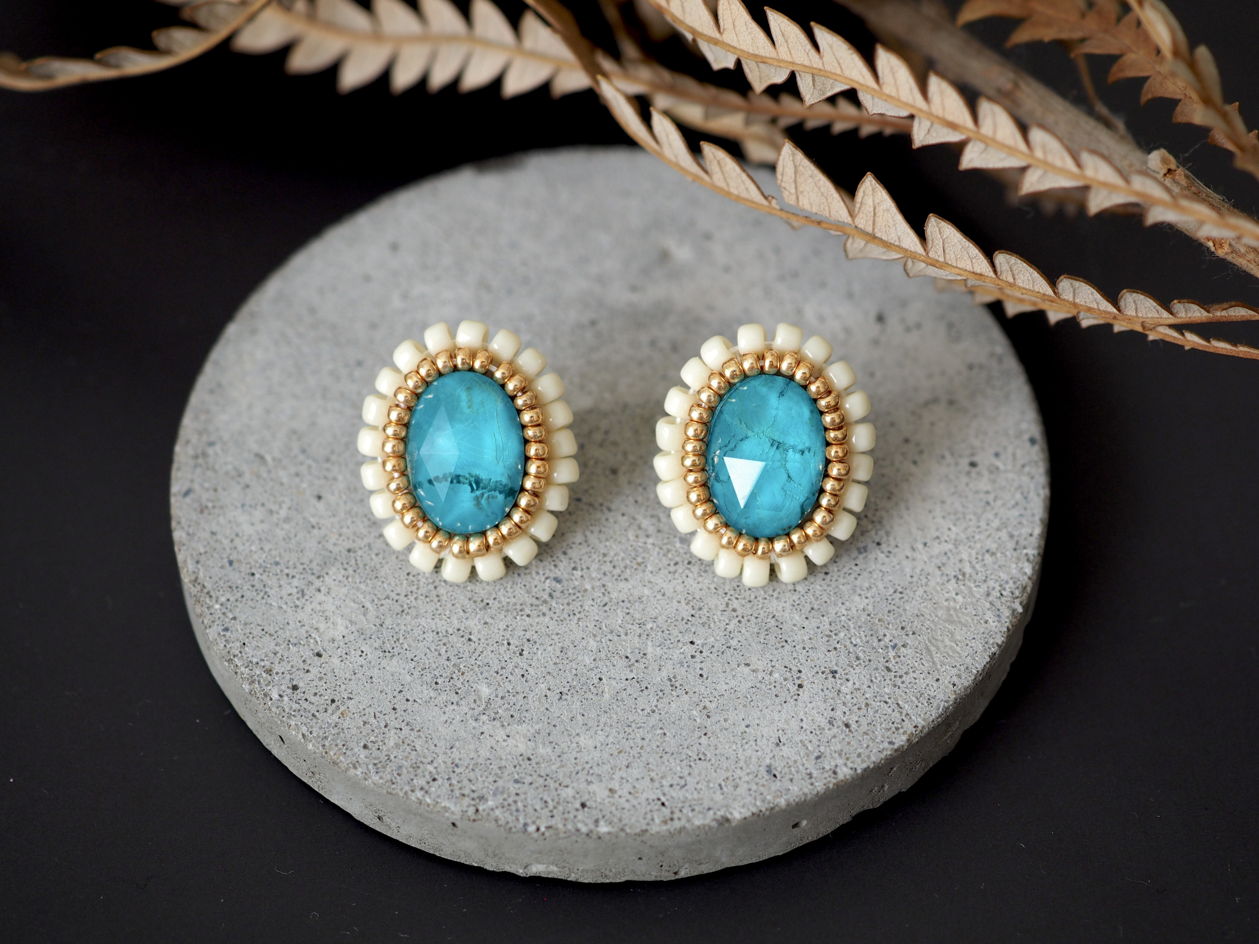 特集掲載 【南国の海を閉じ込めた】天然石クリソコラ　ビーズ刺繍ピアス/イヤリング　大ぶり　海　ブルー