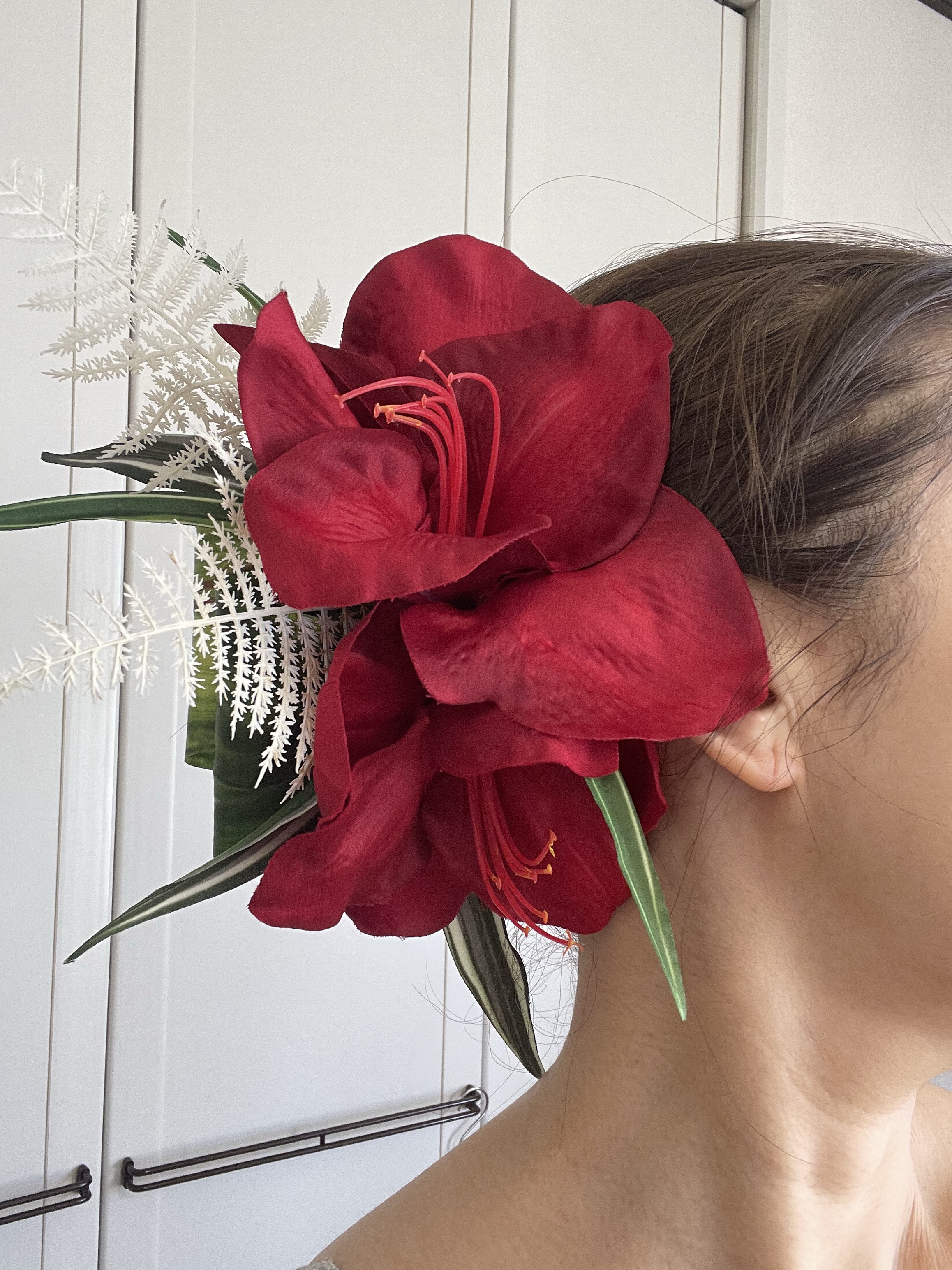 大きな赤アマリリスの髪飾りクリップ。フラダンス、結婚式、成人式、パーティー用