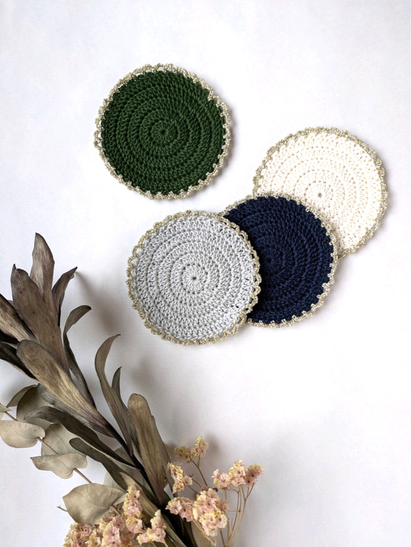 気軽に編み物を♪初心者向け・持ち運べるキット【ラメ糸フリルのコースター】 9枚目の画像