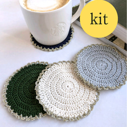 気軽に編み物を♪初心者向け・持ち運べるキット【ラメ糸フリルのコースター】 3枚目の画像