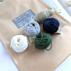 気軽に編み物を♪初心者向け・持ち運べるキット【ラメ糸フリルのコースター】 5枚目の画像