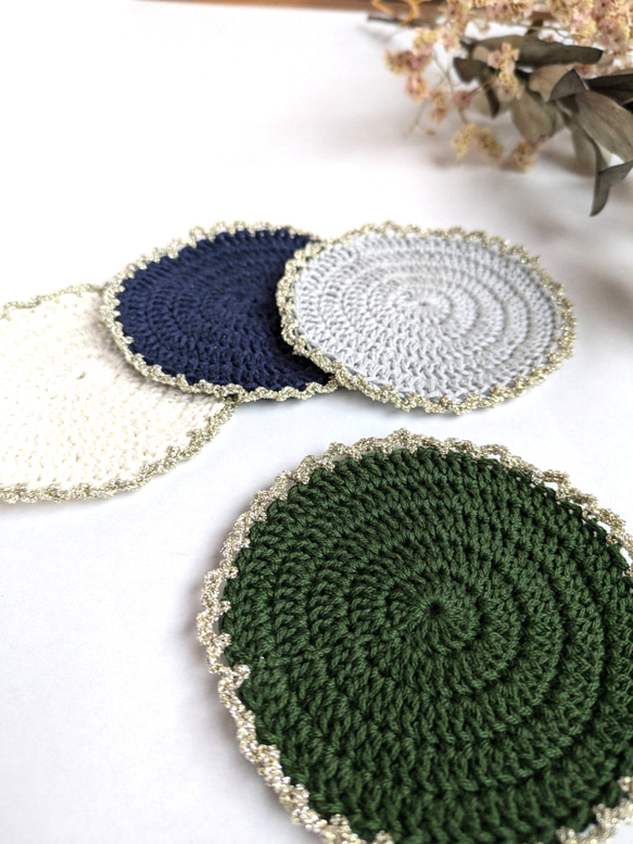 気軽に編み物を♪初心者向け・持ち運べるキット【ラメ糸フリルのコースター】 8枚目の画像