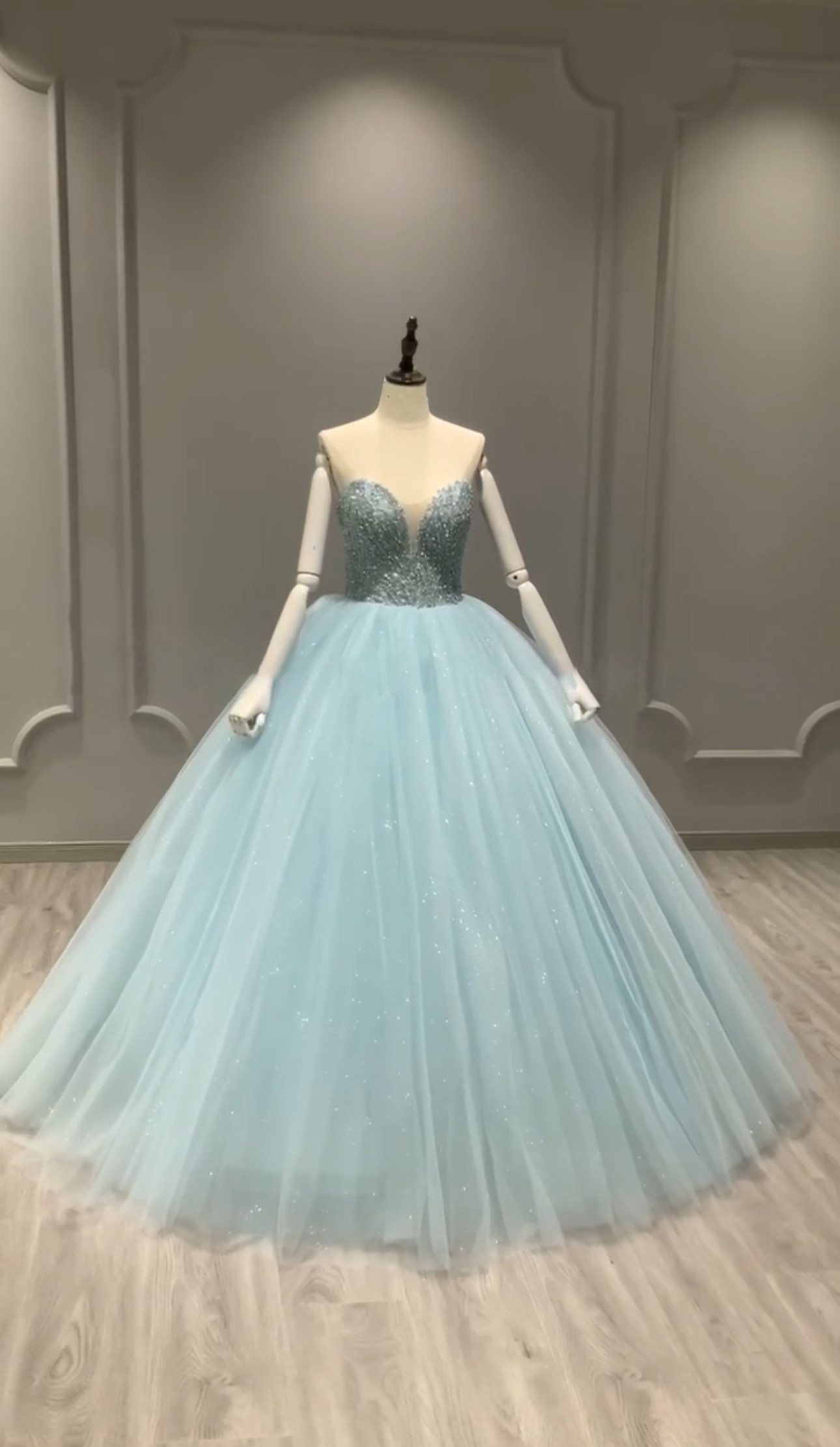 爽やかで優しいブルー　ラメ入り　vネック　優雅　袖無し　サイズオーダー可能　ふんわりチュール　高品質　カラードレス前撮り