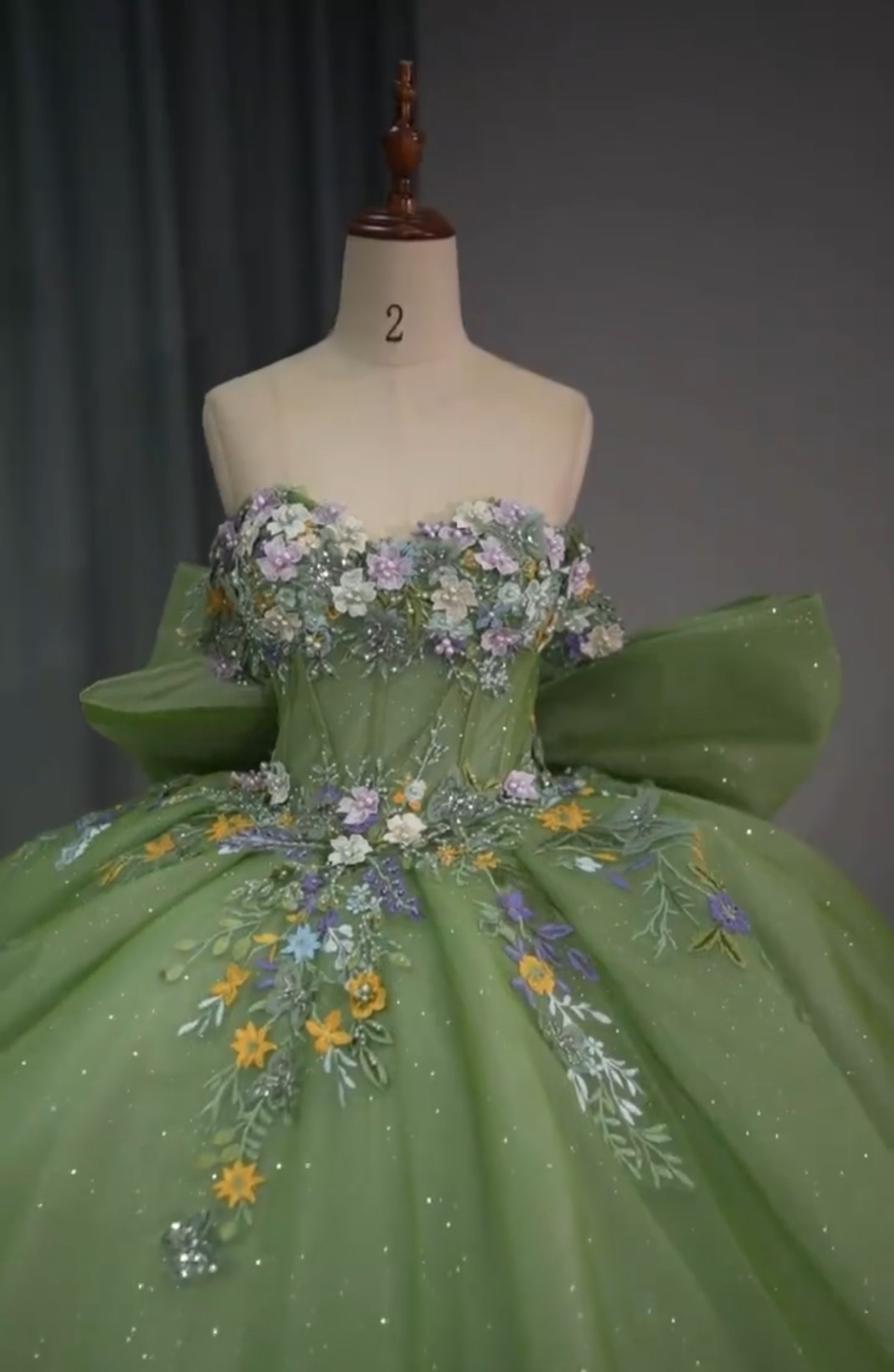 カラフル　ソフトチュール　緑　フラワー刺繍　華やかな引裾　レーススカート　ボリューム感　前撮りオーダーメイド可能　豪華