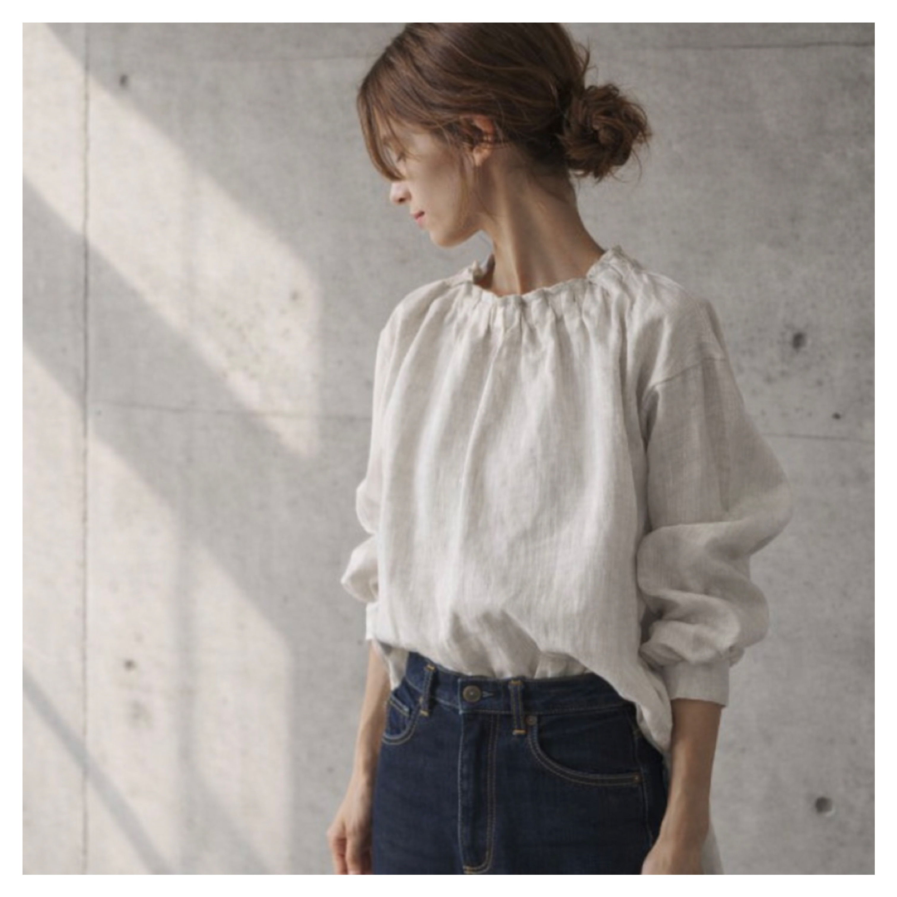 ヨーロピアンリネンで魅せる、フリルネックブラウス／ベラルーシリネントップス／生成り