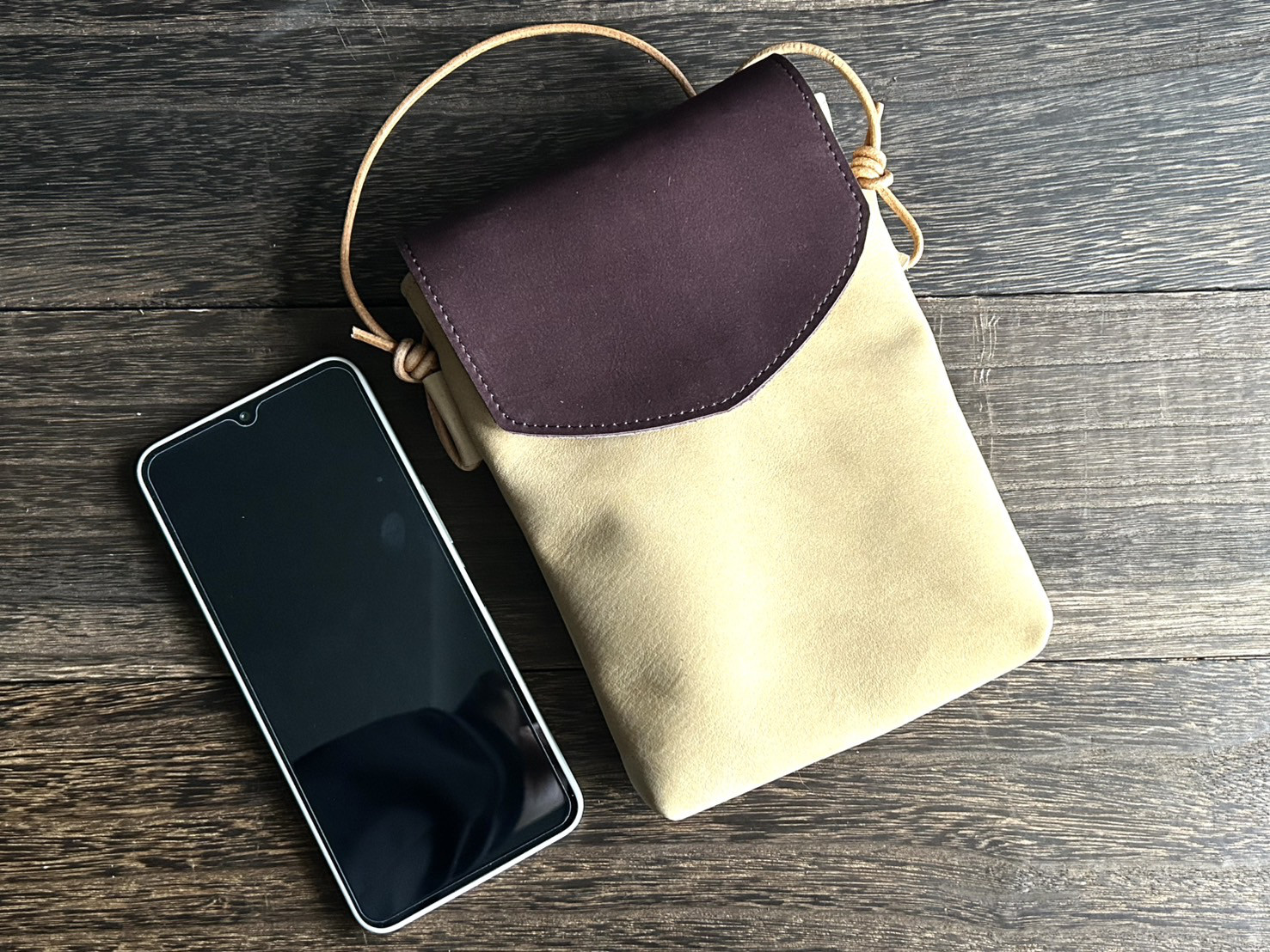 《ヌバックスマホポーチ》むらびとのけいたい袋／ふんわり手触りでしっかり収納