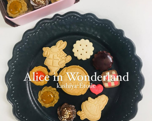 Myaa Sweets 様　不思議の国のアリスクッキーキーホルダー 不思議の国のアリス】アイシングクッキー9点セット（puapua） | Cake.jp