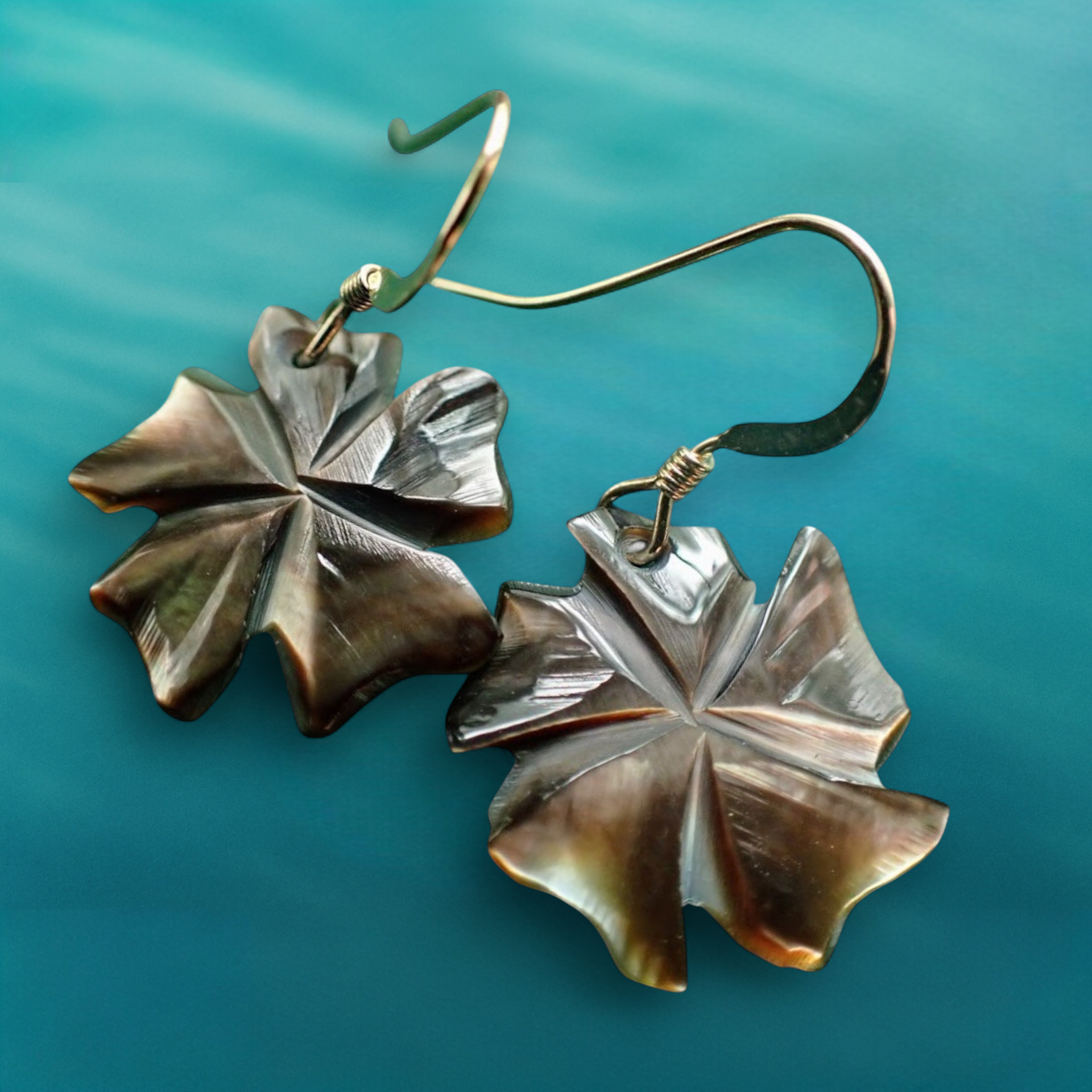 【一点物】沖縄の月花｜黒蝶貝のハイビスカスピアス［14kgf］静けさをまとう南の花