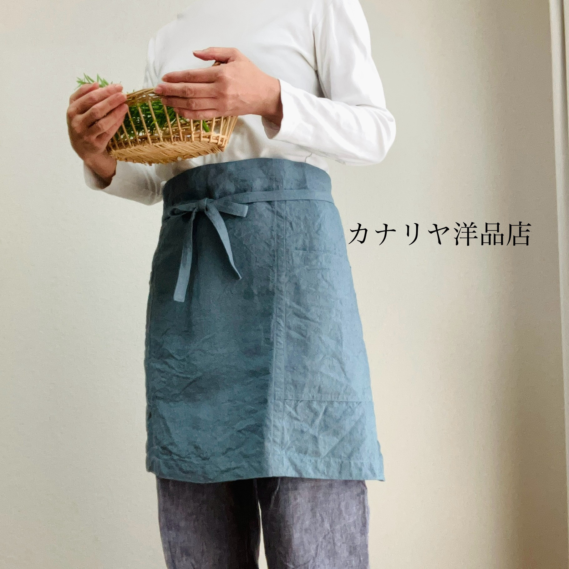 肌馴染みの良いふっくらととろむ厚みのカフェエプロン　ベルギーリネン２５番手　サックス