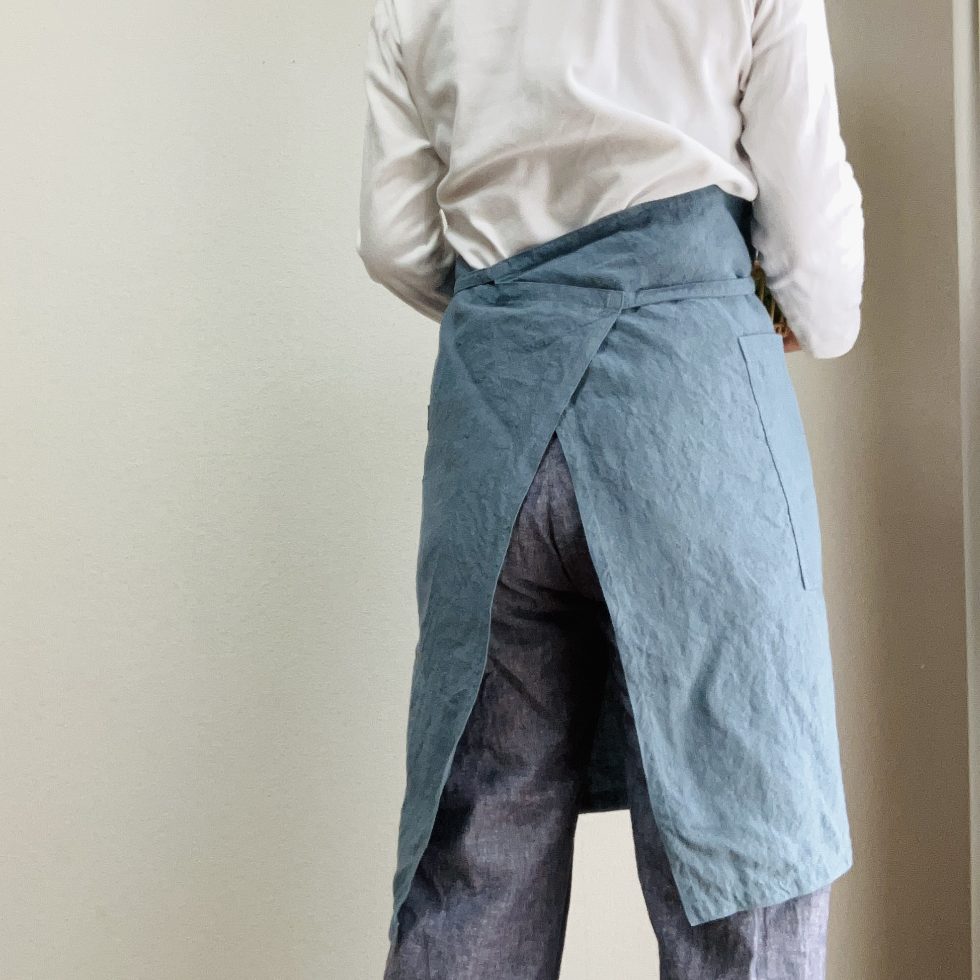 小柄なあなたに贈るベルギーリネンの華やぎワークエプロン　スモールサイズ　ベルギーリネン25番手　サックス