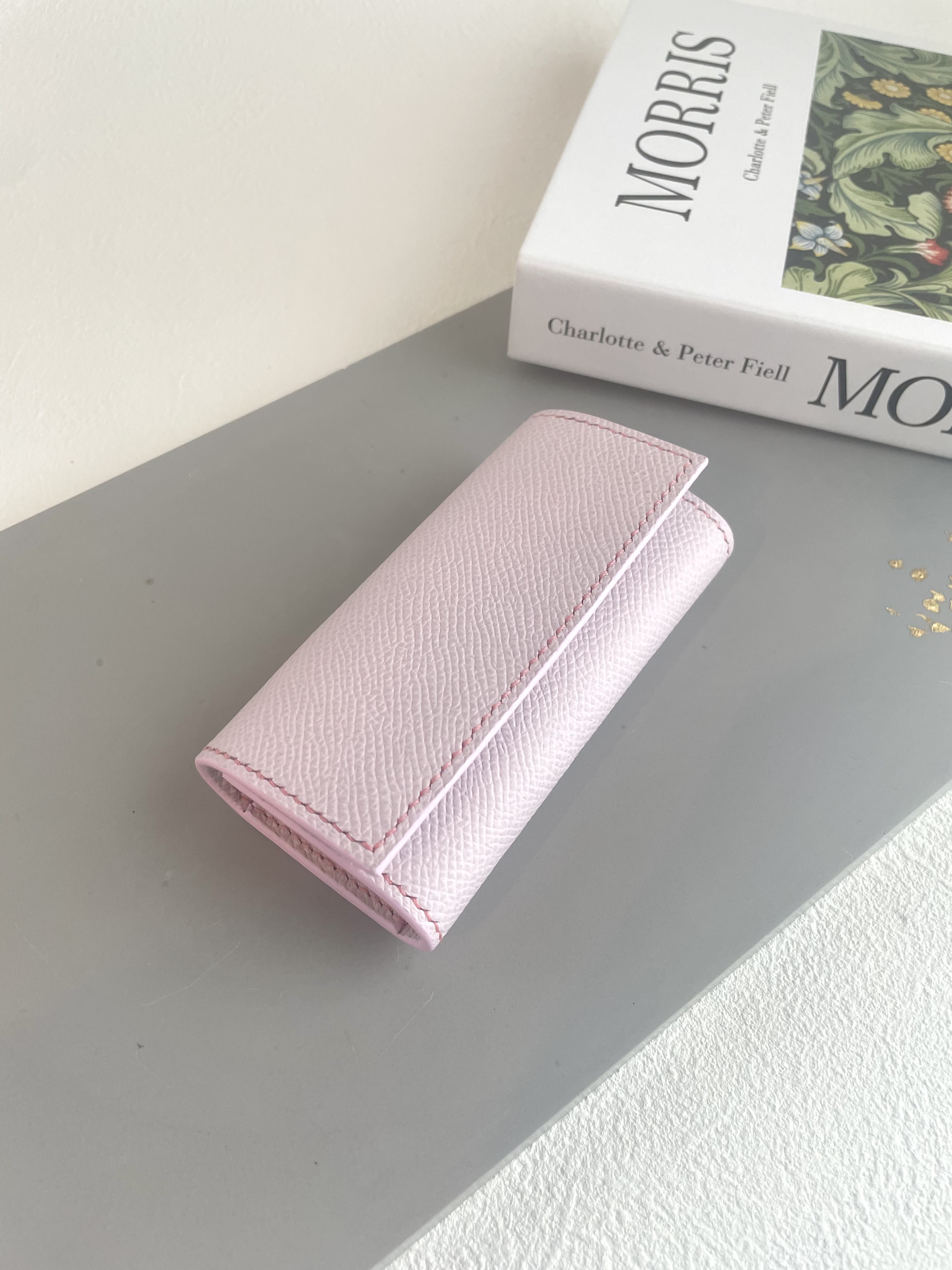 【フランス／フランス産レザー】桜ピンクの三つ折りキーケース｜高級本革ヴォーエプソン・4連金具・手縫い仕上げ｜送料無料