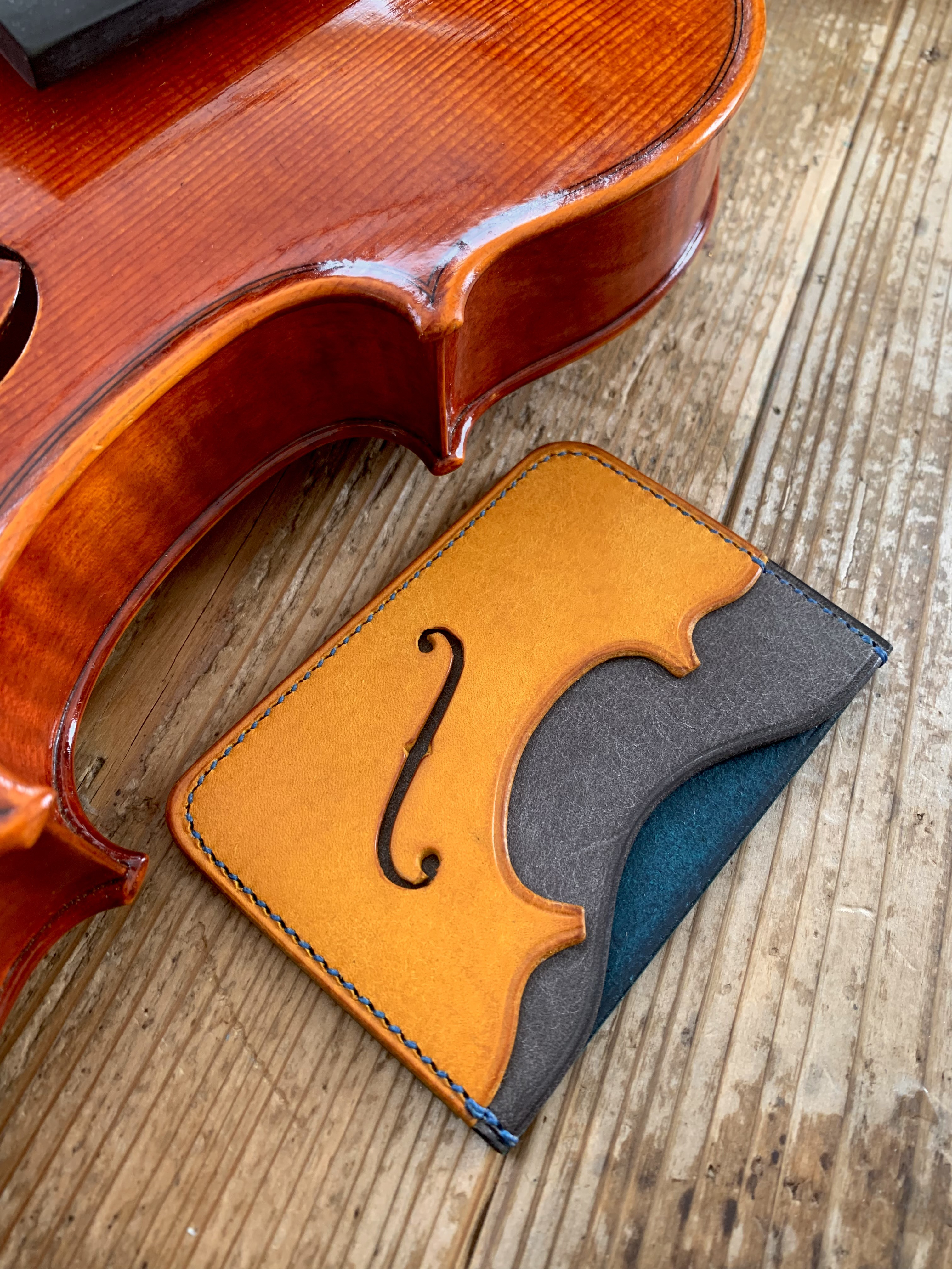 手縫いで創った革のパスケース 『Topojazz #1 - Topolino 478』