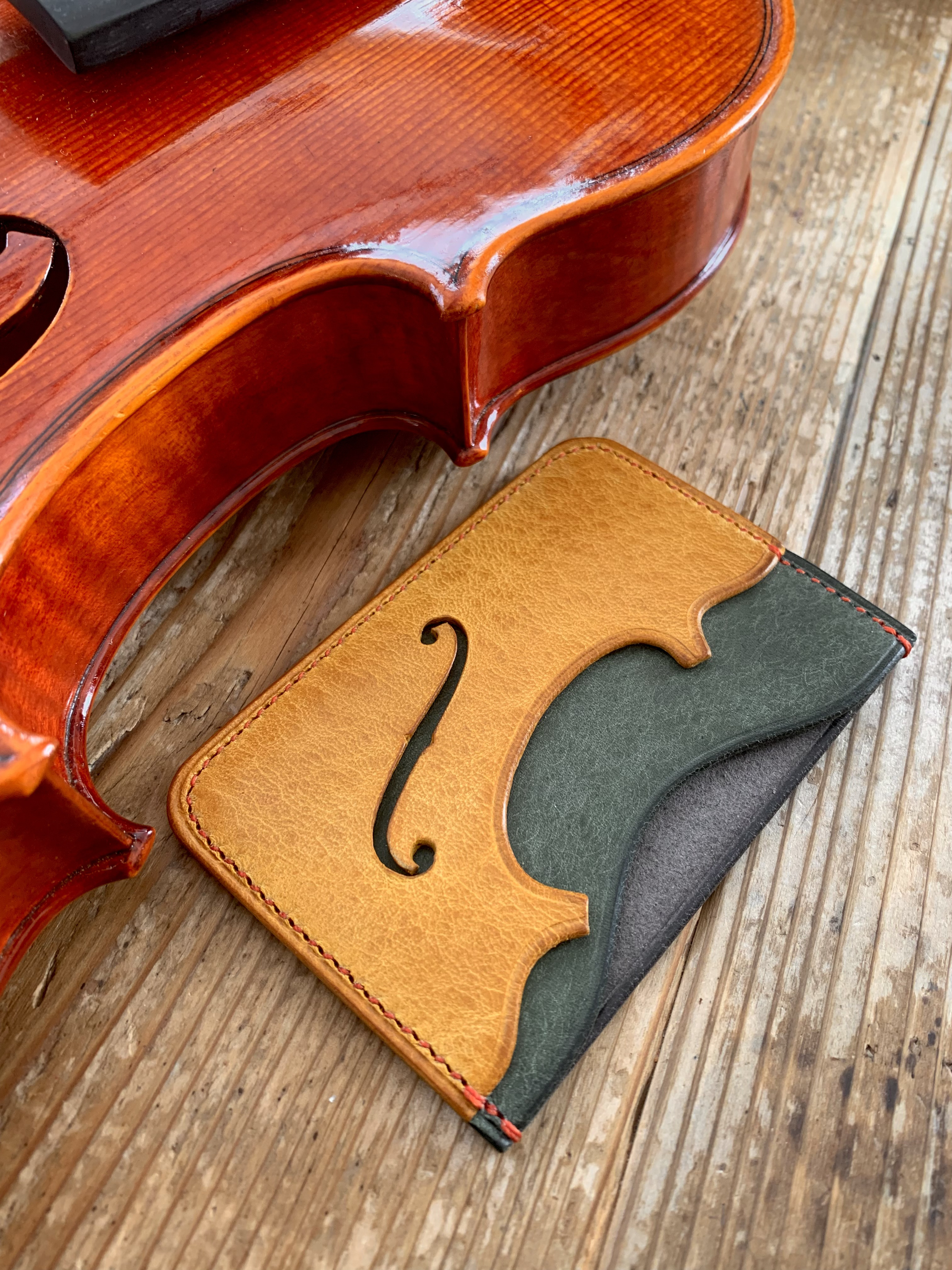 手縫いで創った革のパスケース 『Topojazz #2 - Topolino 479』