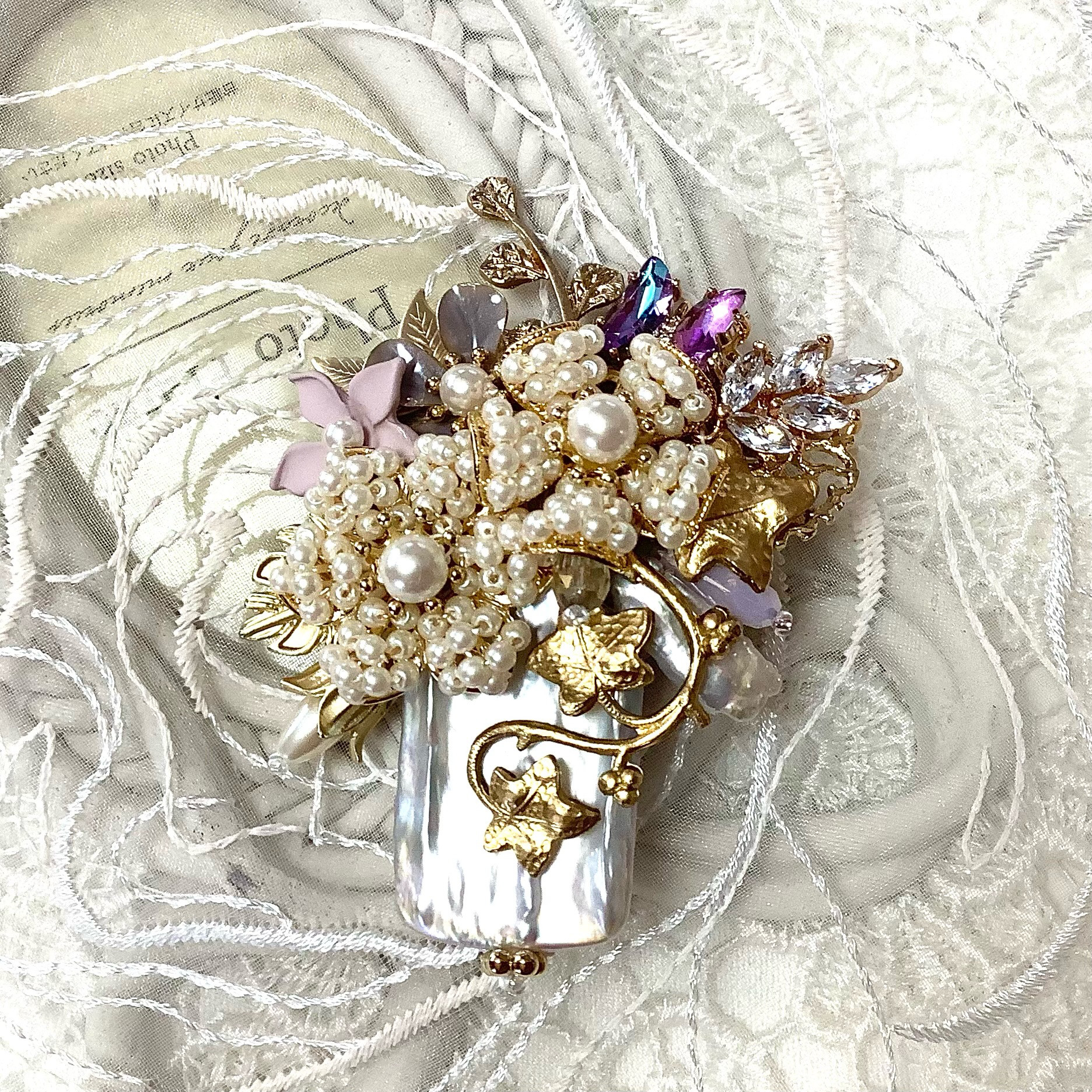 ビーズ刺繡　大きな淡水パールの二つのフラワーブローチ　コスチュームジュエリー