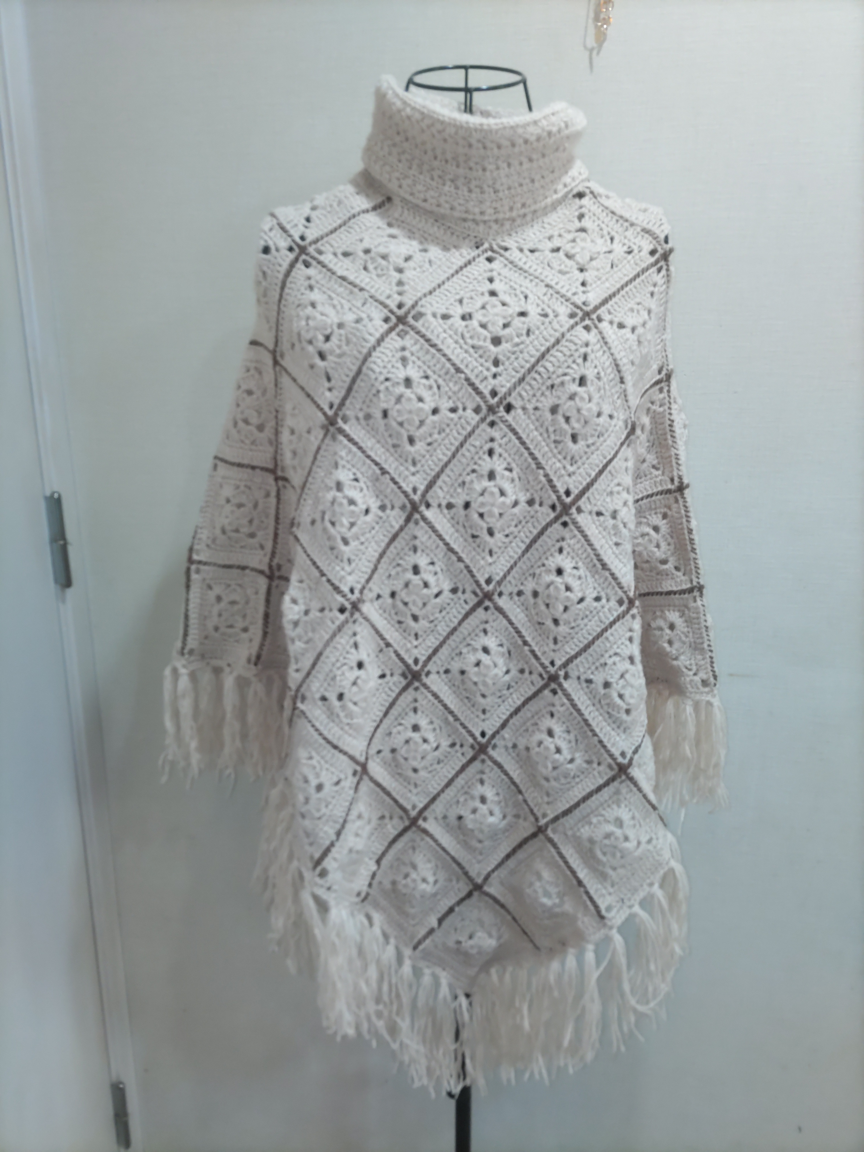 ベージュのグラニースクエアモチーフ編みのあったかポンチョ～送料無料