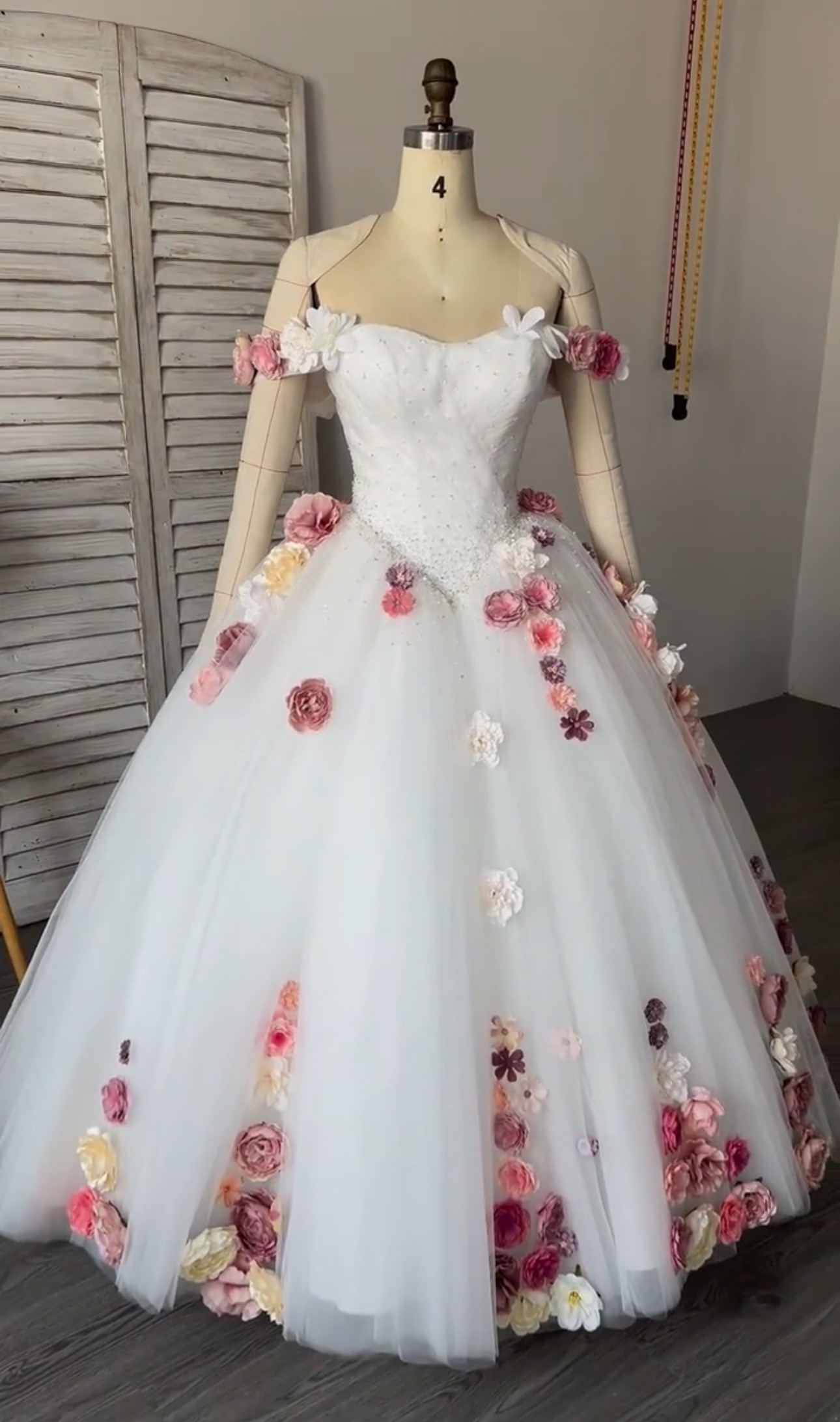 最新品位　カラードレス　お色直し　ふんわりチュール　二の腕カバー　カラフル　ブライダル挙式パーティードレス前撮りお呼ばれ