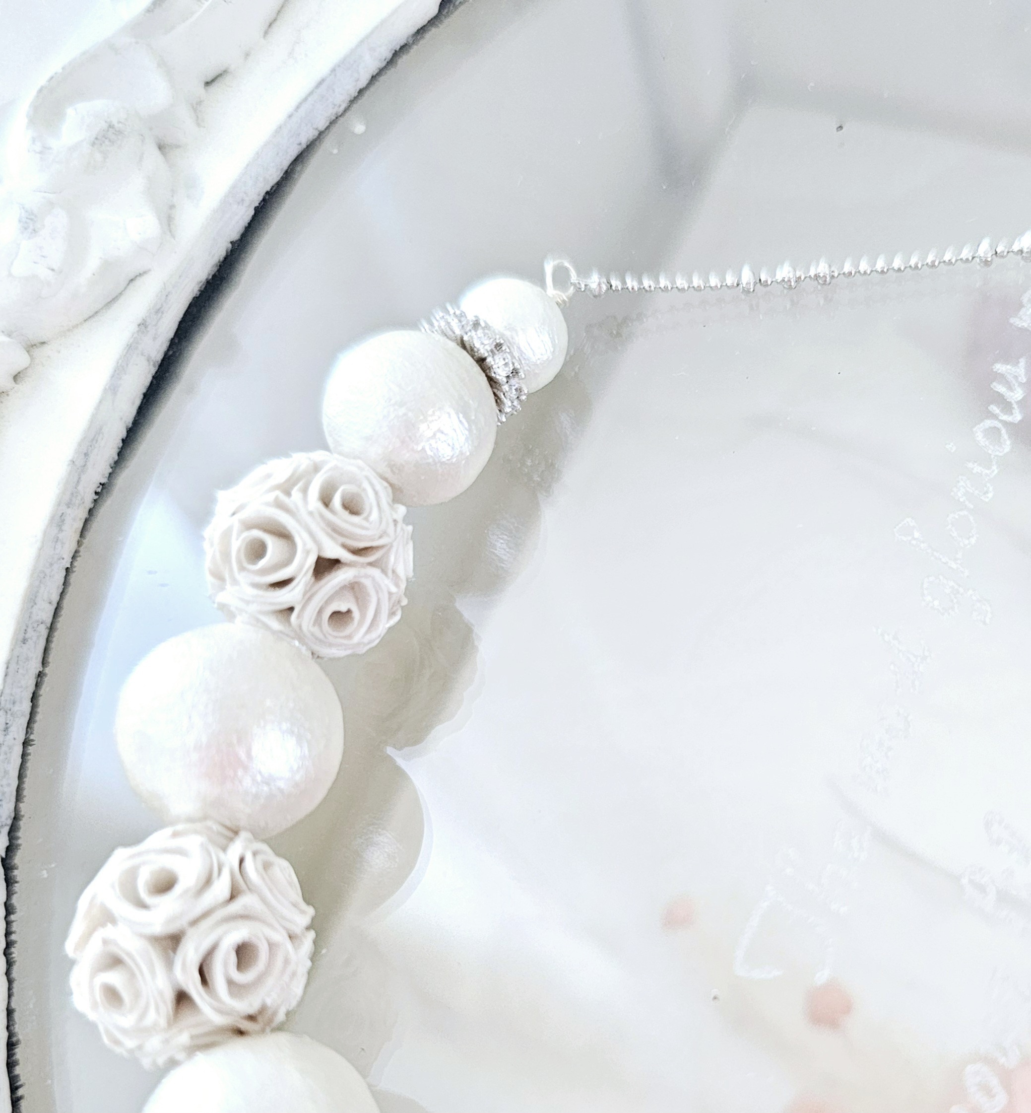 ミドル丈のお花のシルバーネックレス