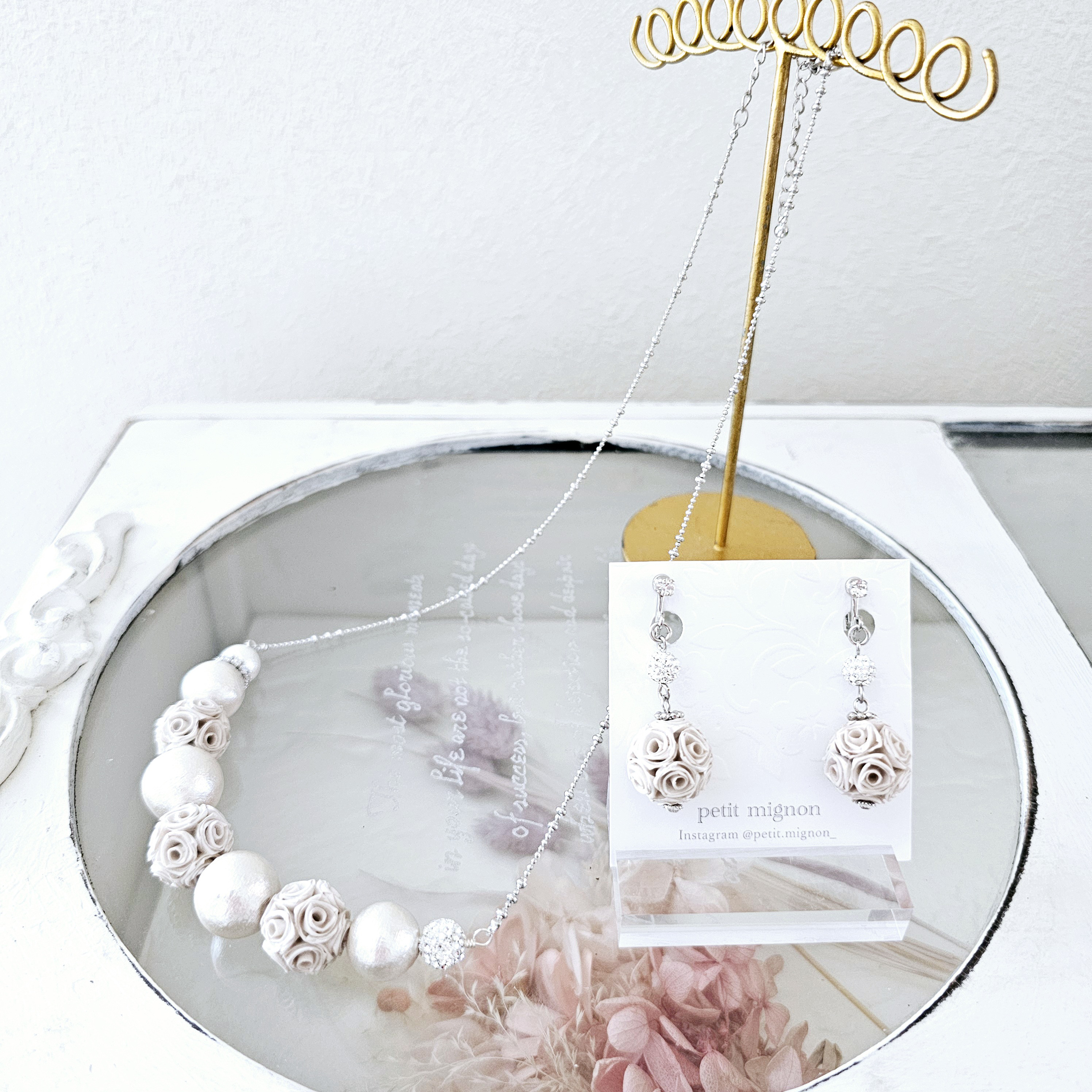 ミドル丈のお花のシルバーネックレス