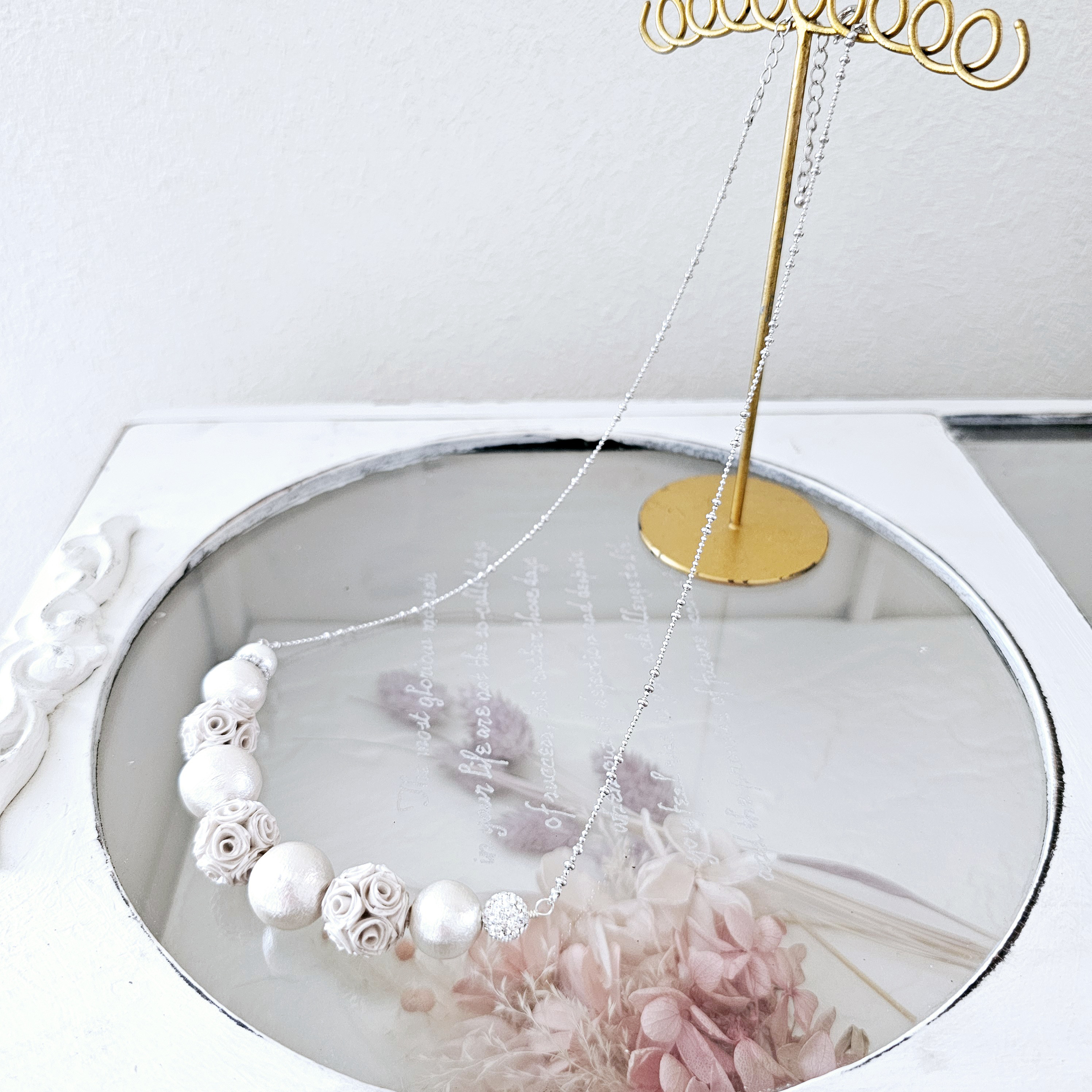 ミドル丈のお花のシルバーネックレス