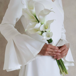 パールがアクセントカラーリリィのアームブーケ／シングルブーケ