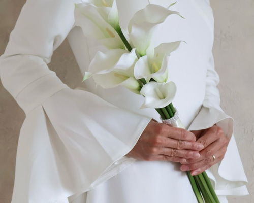 13.【ブートニア付】Lサイズ　カラーリリィ　ウェディングブーケ パールがアクセントカラーリリィのアームブーケ／シングルブーケ