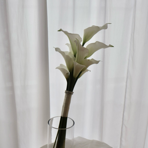 パールがアクセントカラーリリィのアームブーケ／シングルブーケ