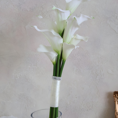 13.【ブートニア付】Lサイズ　カラーリリィ　ウェディングブーケ パールがアクセントカラーリリィのアームブーケ／シングルブーケ